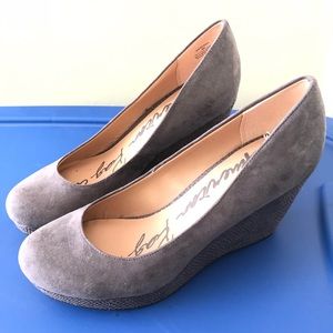 Women’s size 8 suede wedge perfect condition